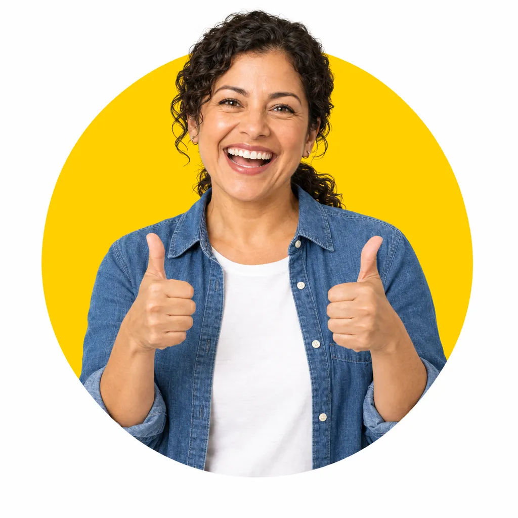 Une femme souriante lève les deux pouces devant un cercle jaune