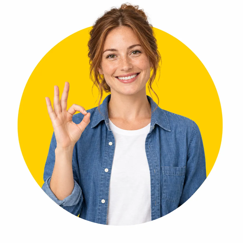 Une femme souriante fait le signe OK de la main