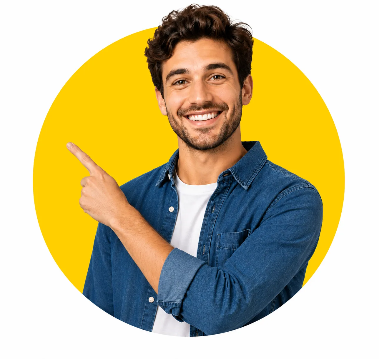 Un homme souriant désigne le texte à sa gauche