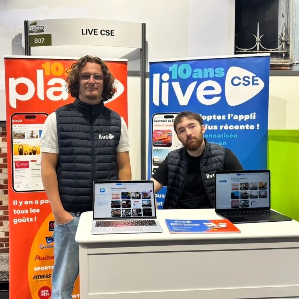 Deux membres de l'équipe sur le stand LiveCSE et Playz d'un salon à Rennes
